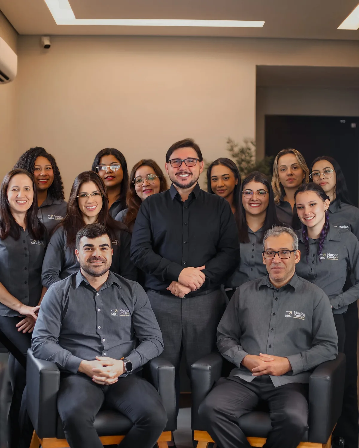Equipe da MP Assessoria Contábil reunida no escritório, em Olímpia