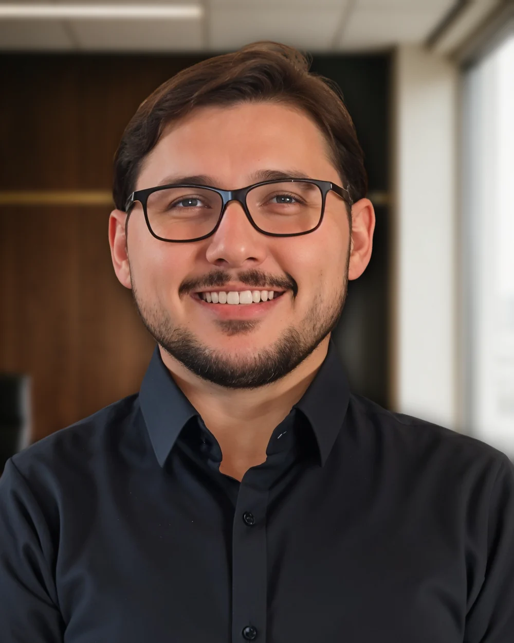 Marlon Paulo, sócio-proprietário e contador responsável da MP Assessoria Contábil, de camisa preta e óculos, sorrindo, com painel de madeira ao fundo